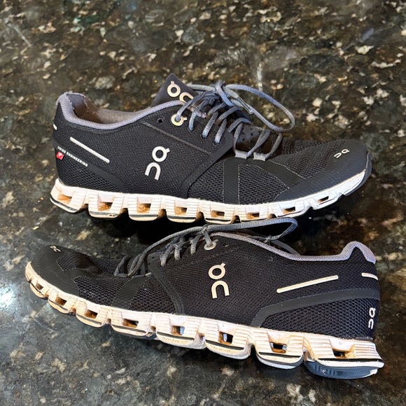 On Running Women’s Running Shoes! Size 7 - Picture 1 of 7